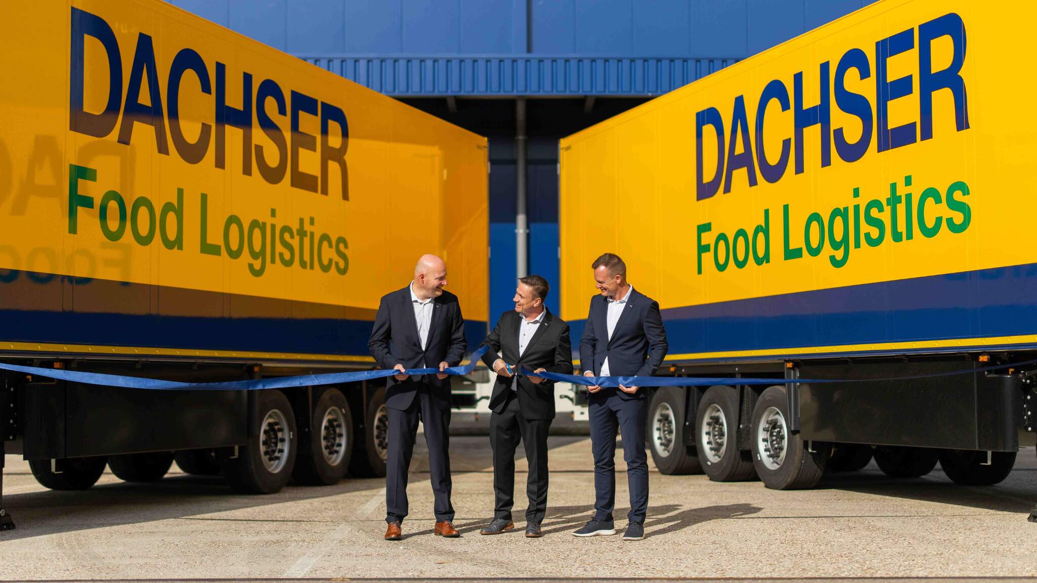 Barry Stegeman, Country Manager DACHSER Netherlands Food Logistics, Niels Tieleman, Branch Manager Food Logistics Waddinxveen, en Stefan Behrendt, Managing Director Food Logistics, knippen gezamenlijk het lint door bij de officiële opening van het nieuwe warehouse.