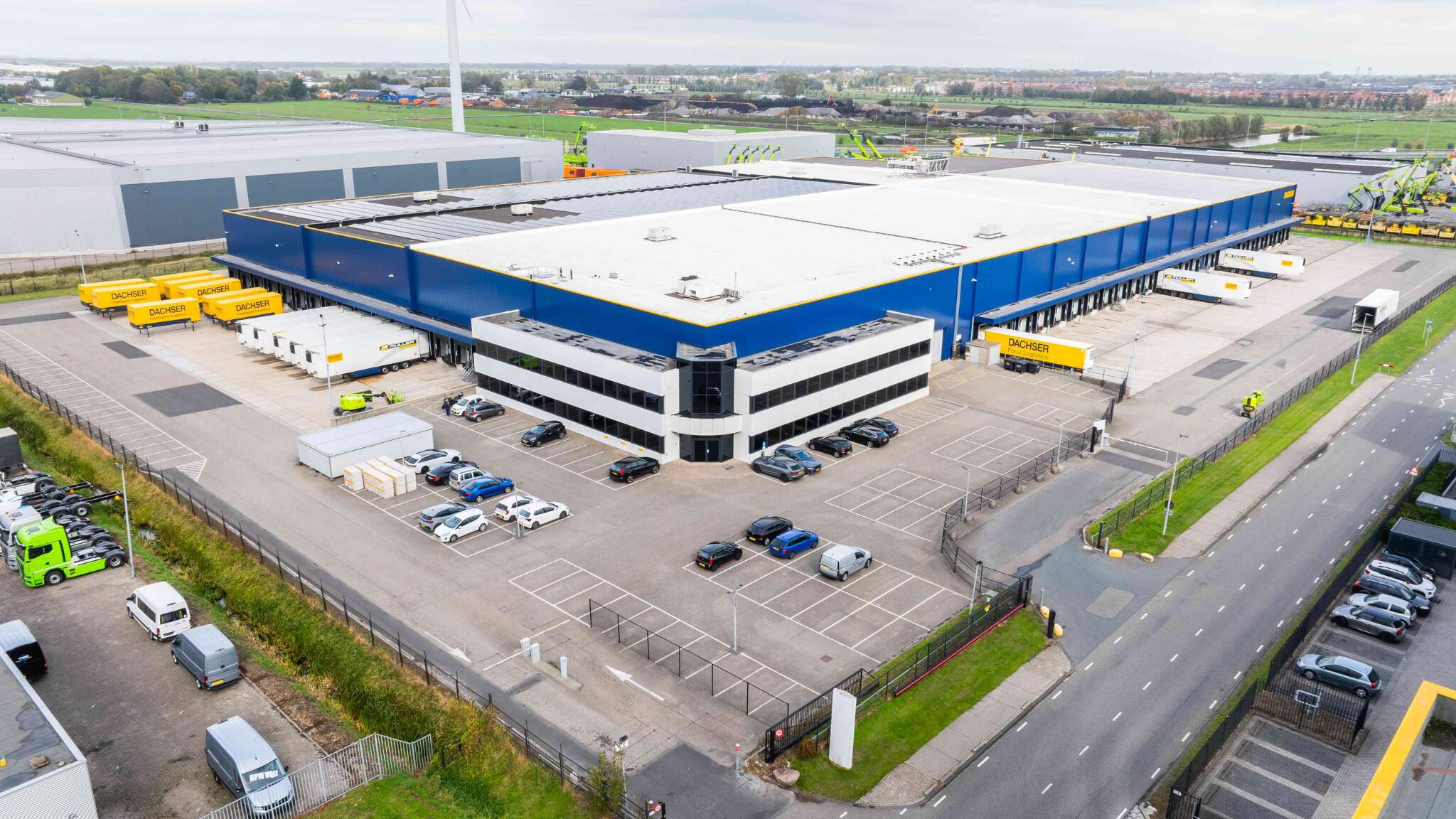 Het pand aan de Distributieweg 8 heeft een totale grondoppervlakte van 33.000 m², waarvan 1.311 m² kantoorruimte en 16.330 m² loodsruimte.