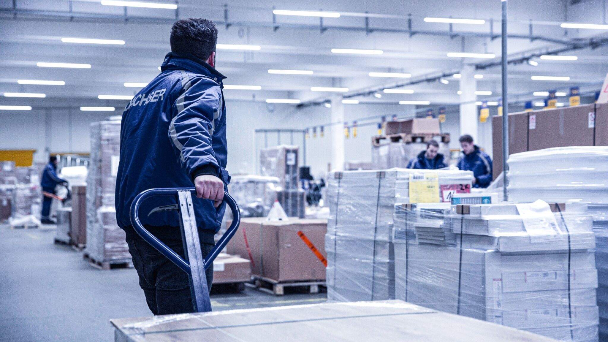 Contractlogistiek gaat verder dan warehousing alleen en omvat ook geautomatiseerde processen zoals orderverwerking en klantspecifieke handling binnen de supply chain.
 