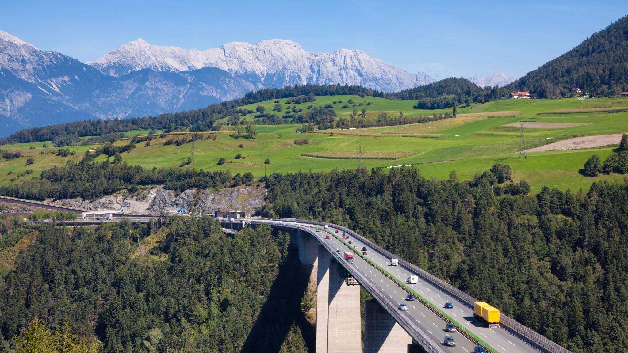 Met circa 2,5 miljoen vrachtwagenritten per jaar is de Brennerroute door Tirol een van de belangrijkste en drukst bereden goederenvervoerscorridors van Europa.
