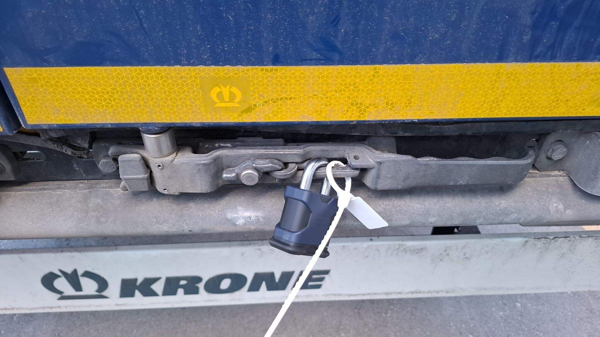 Een hangslot op de grendel: een eenvoudige maar effectieve maatregel tegen vrachtdiefstal.
 