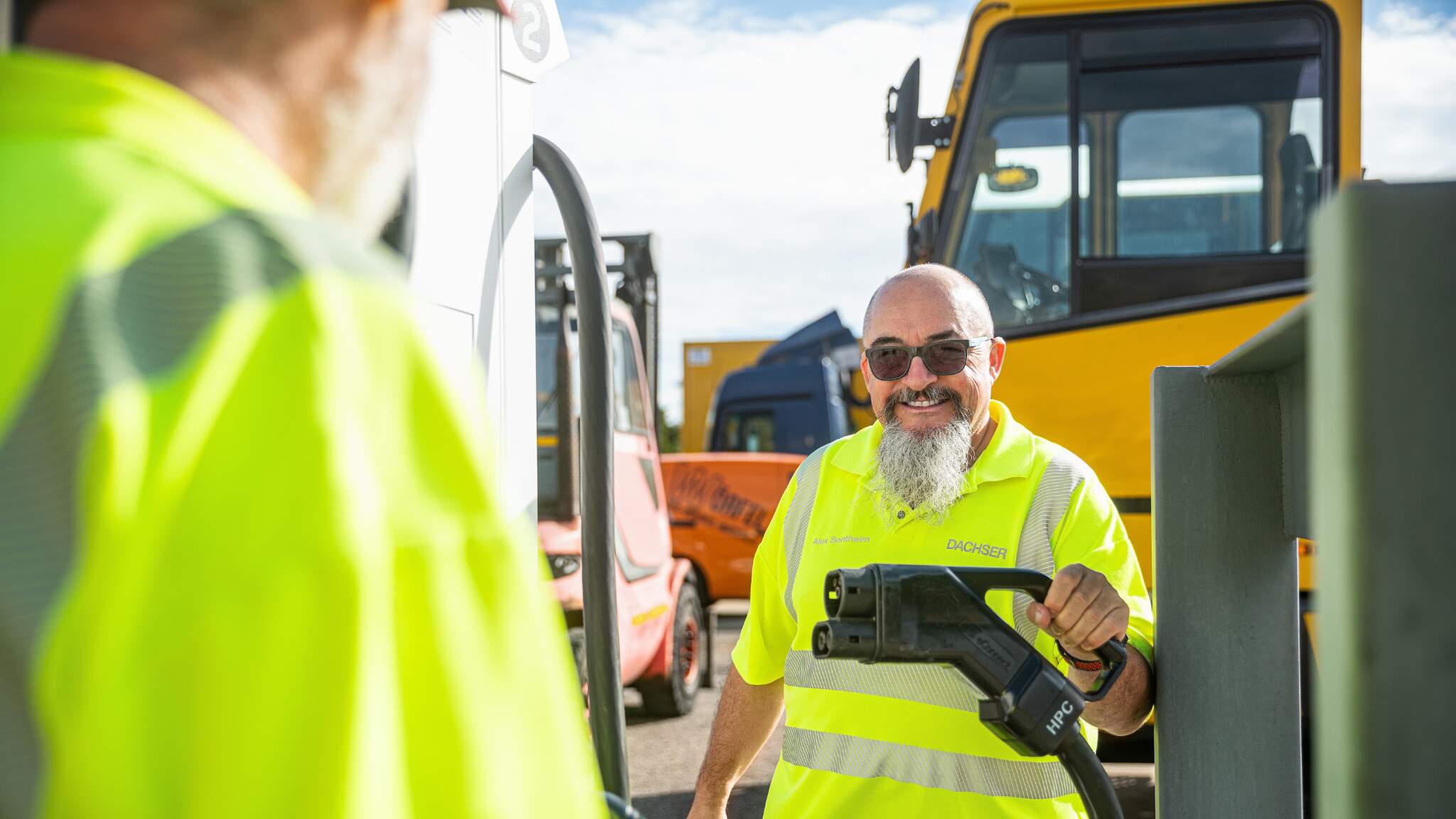 Alexander Sontheim leidt chauffeurs op in het besturen van elektrische vrachtwagens.
 