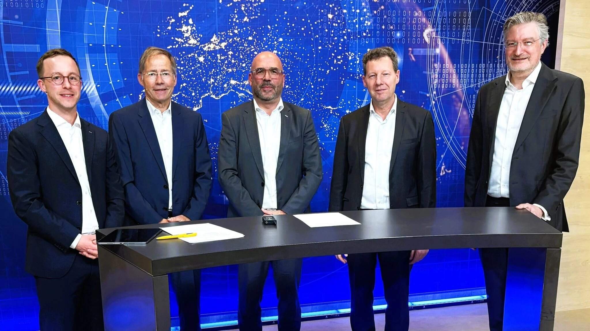 Groepsfoto genomen tijdens de presentatie van het onderzoek in maart 2026 in Kempten (van links naar rechts): Stefan Sch&auml;fer (Lead Corporate Business Development Manager DACHSER Chem Logistics), medeauteur van het onderzoek dr. Andreas Backhaus, Michael Kriegel (Department Head DACHSER Chem Logistics), Johann-Peter Nickel (directeur van de Duitse Vereniging van de Chemische Industrie) en prof. dr. Christian Kille
 