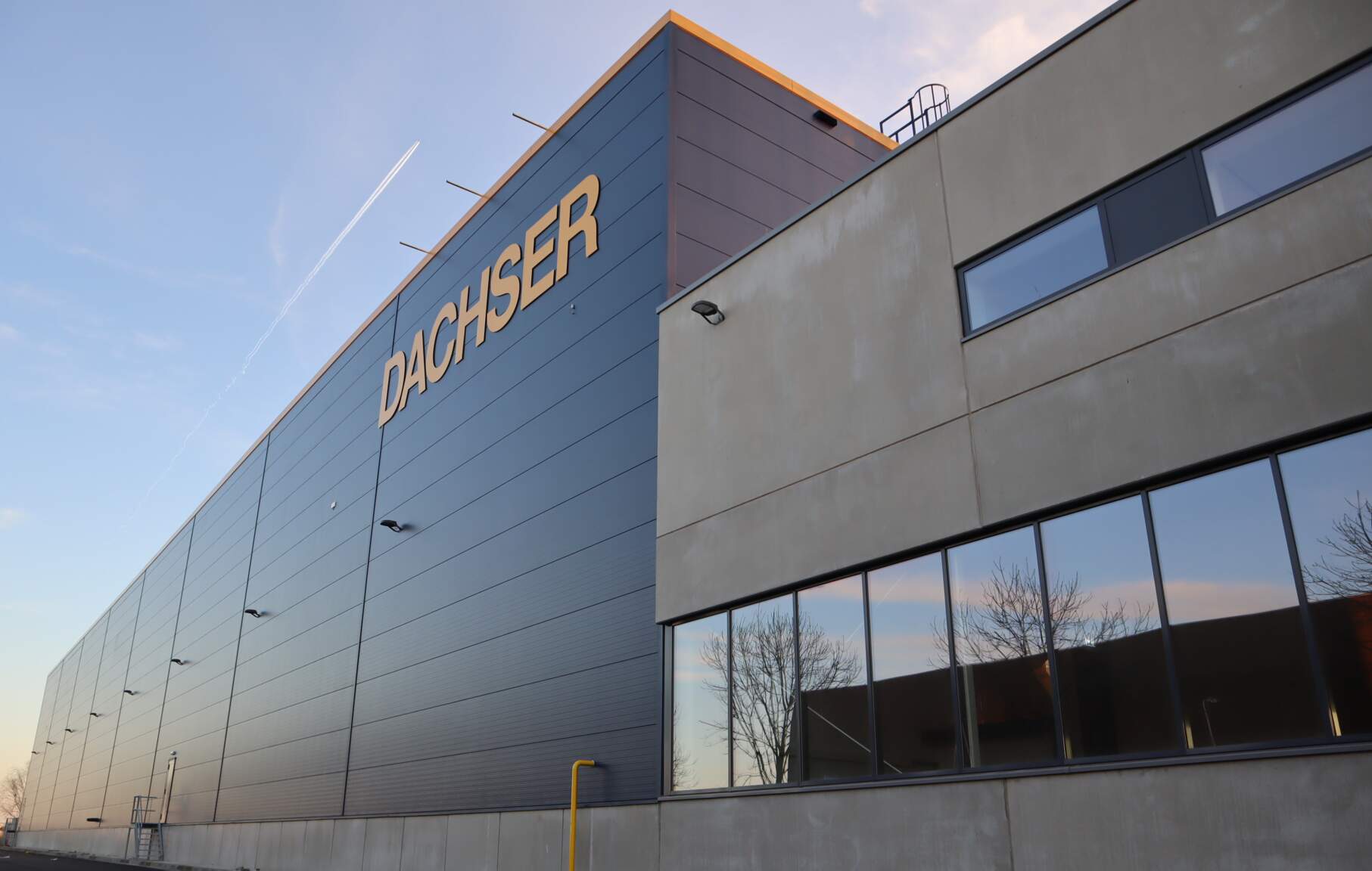 Het nieuwe warehouse van DACHSER Logistics Center Rotterdam aan de Exportweg 50 te Waddinxveen. Het nieuwe warehouse van DACHSER Logistics Center Rotterdam aan de Exportweg 50 te Waddinxveen.