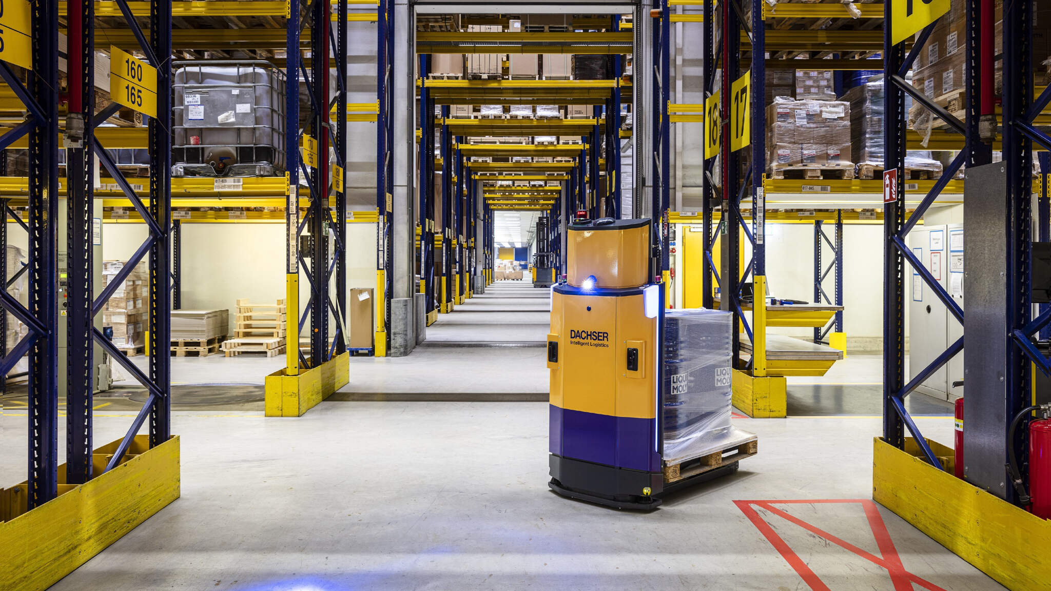 Zelfrijdende voertuigen, ook wel automated guided vehicles (AGV's) genoemd, worden nu in acht warehouses van DACHSER in Duitsland gebruikt.