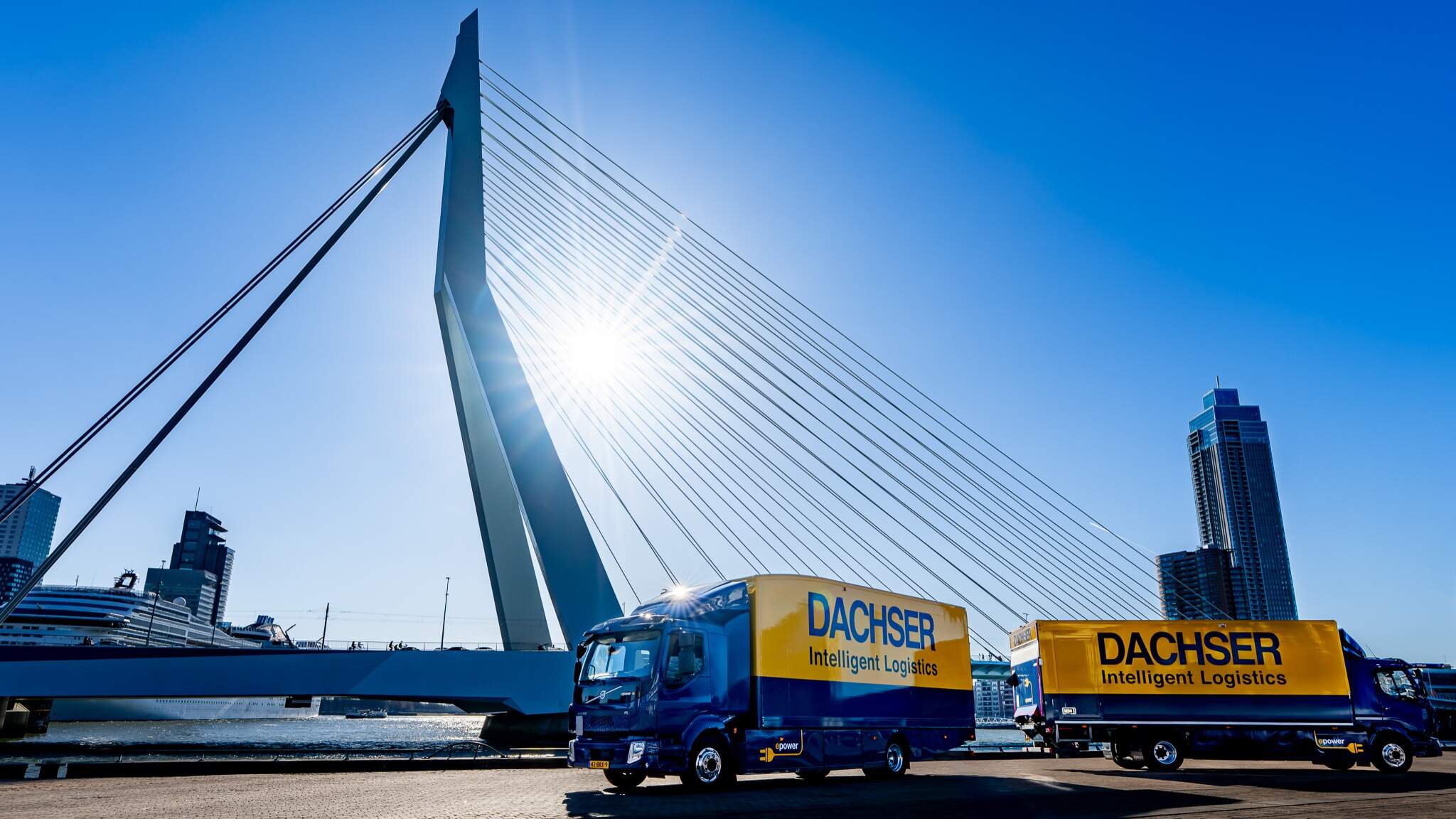 Met inzet van elektrische vrachtwagens levert DACHSER Nederland dagelijks goederen volledig emissievrij in het aangewezen binnenstedelijke gebied van Rotterdam. Met inzet van elektrische vrachtwagens levert DACHSER Nederland dagelijks goederen volledig emissievrij in het aangewezen binnenstedelijke gebied van Rotterdam.