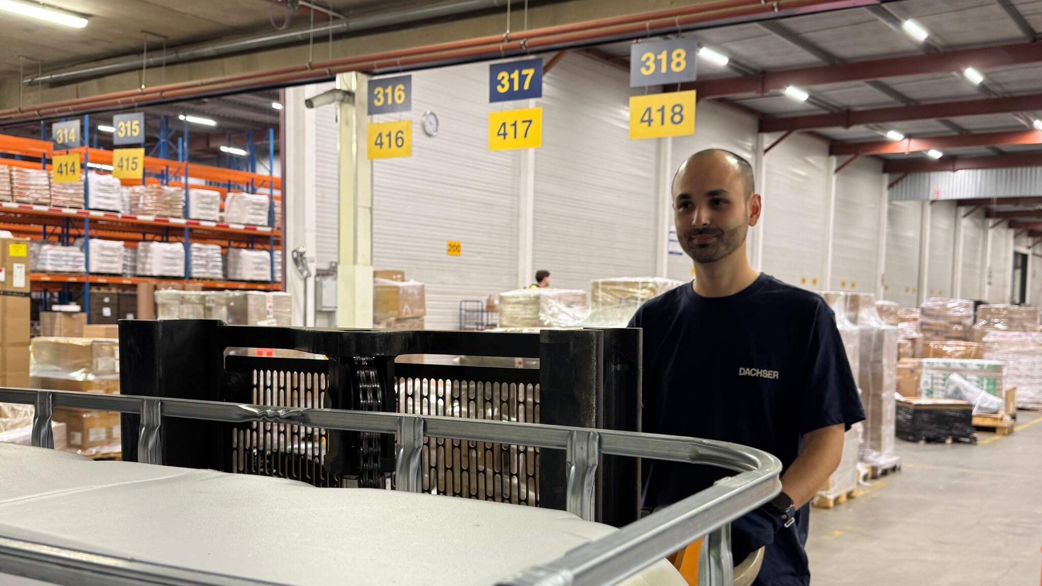 Terwijl Erik wordt opgeleid als chauffeur werkt hij in de overslagloods bij DACHSER in Waddinxveen.
Terwijl Erik wordt opgeleid als chauffeur werkt hij in de overslagloods bij DACHSER in Waddinxveen.