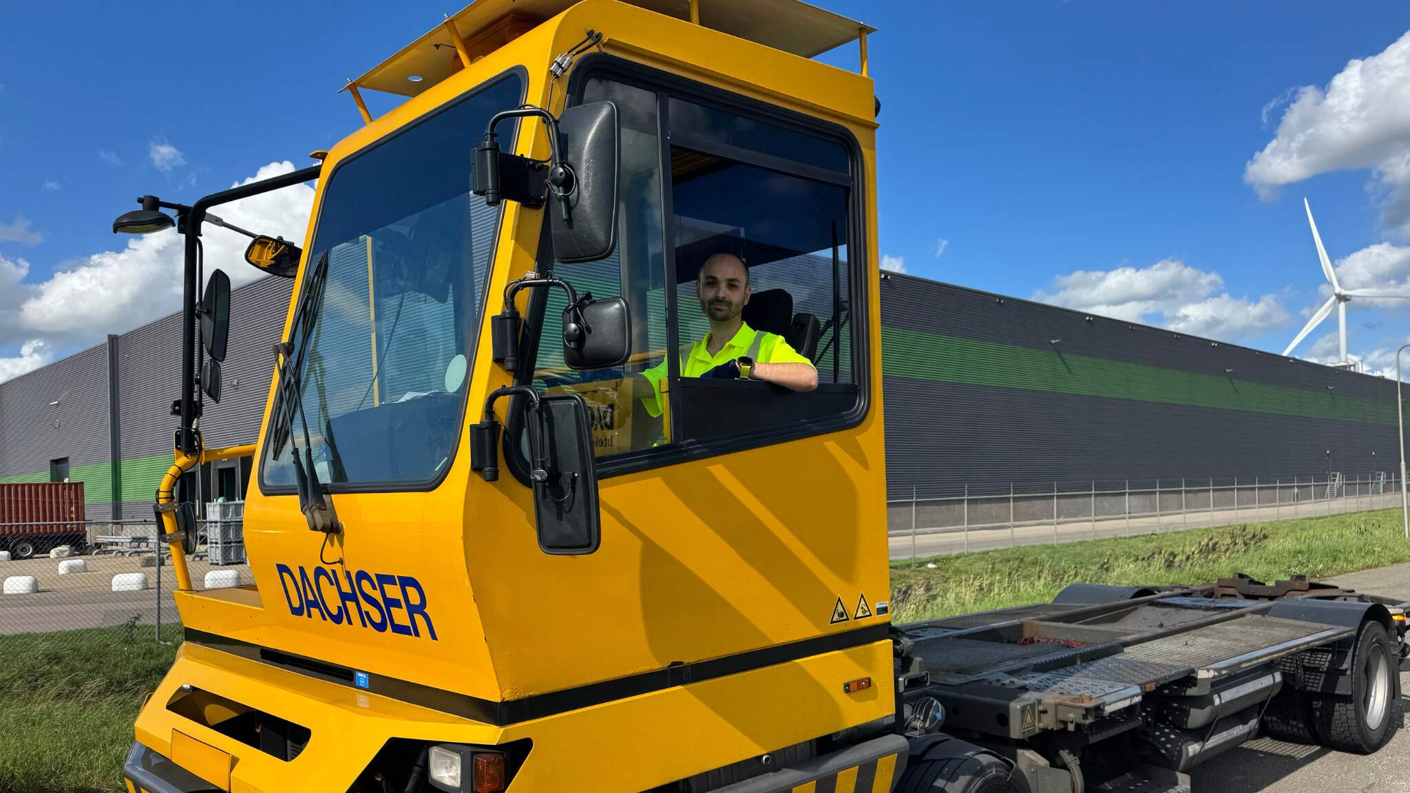 Inmiddels gaat het laden en lossen Erik goed af en is hij gestart met de opleiding tot rangeerder.
Inmiddels gaat het laden en lossen Erik goed af en is hij gestart met de opleiding tot rangeerder.