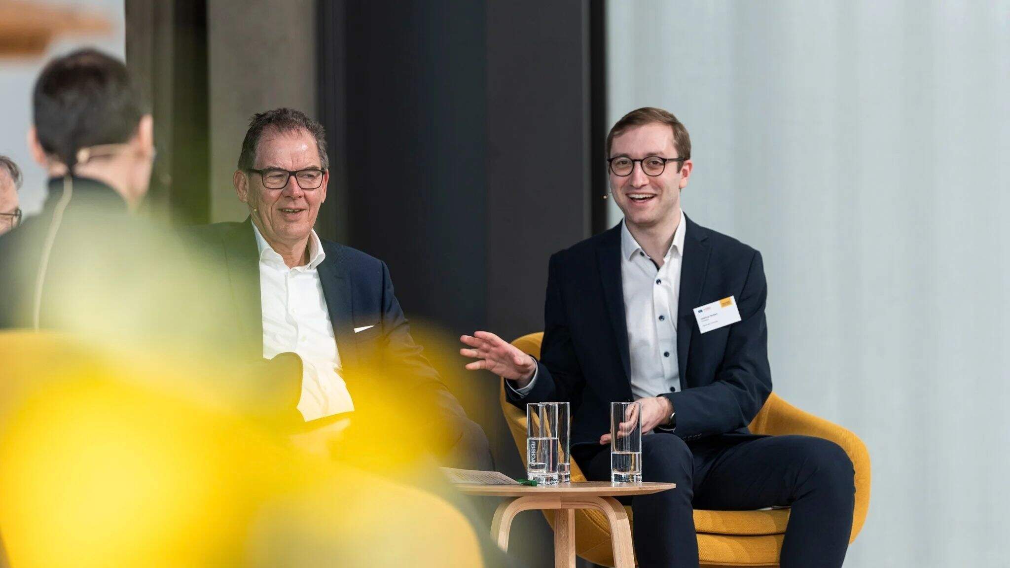 Van links naar rechts: dr. Gerd M&uuml;ller, algemeen directeur van de UNIDO, en Joshua Hofert, hoofd communicatie en woordvoerder van Terre des Hommes Duitsland, tijdens de bijeenkomst op de DACHSER Network Campus.