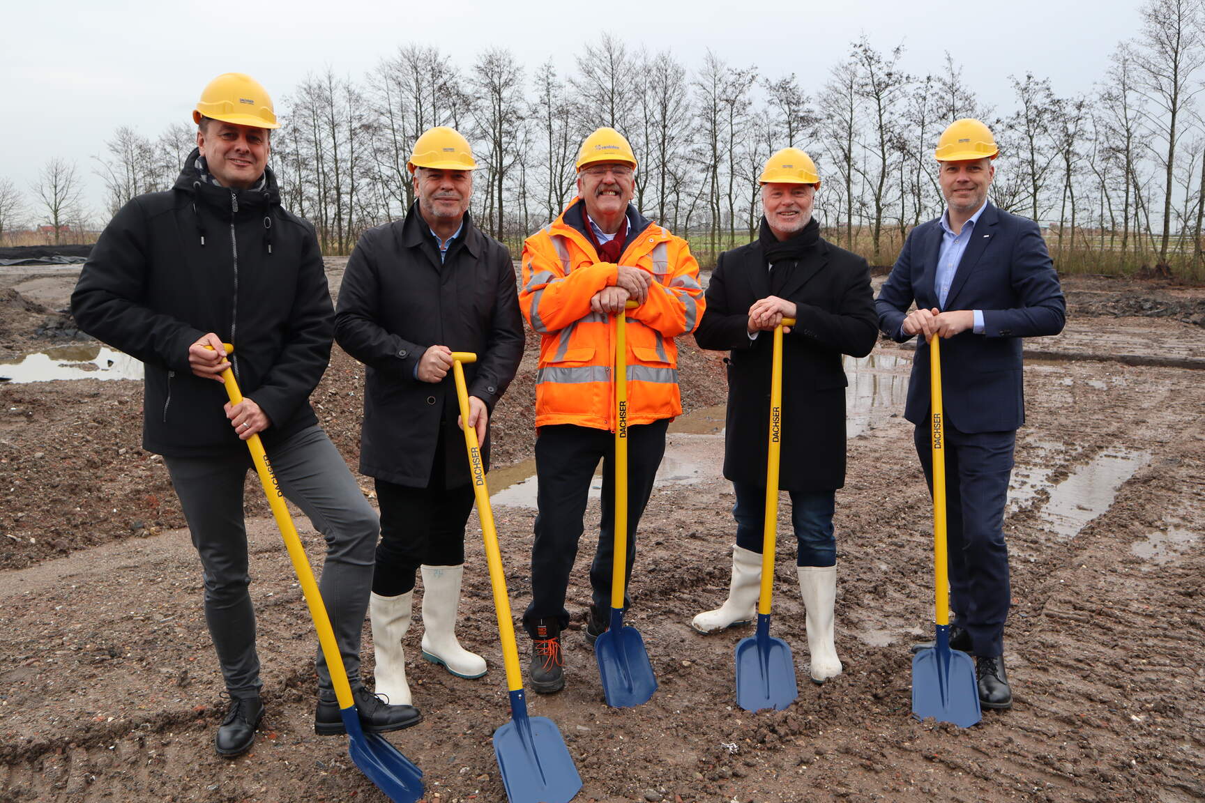 V.l.n.r.: Willem Goosens, Contract Logistiek Manager DACHSER Rotterdam Logistics Center, Edwin Vermeulen, General Manager DACHSER Rotterdam Logistics Center, Henk Bakker, Directeur Van Uden Logistic Site Investments B.V., Aat van der Meer, Managing Director DACHSER Benelux, Rene van Zandbergen, Contract Logistiek Manager DACHSER Benelux.