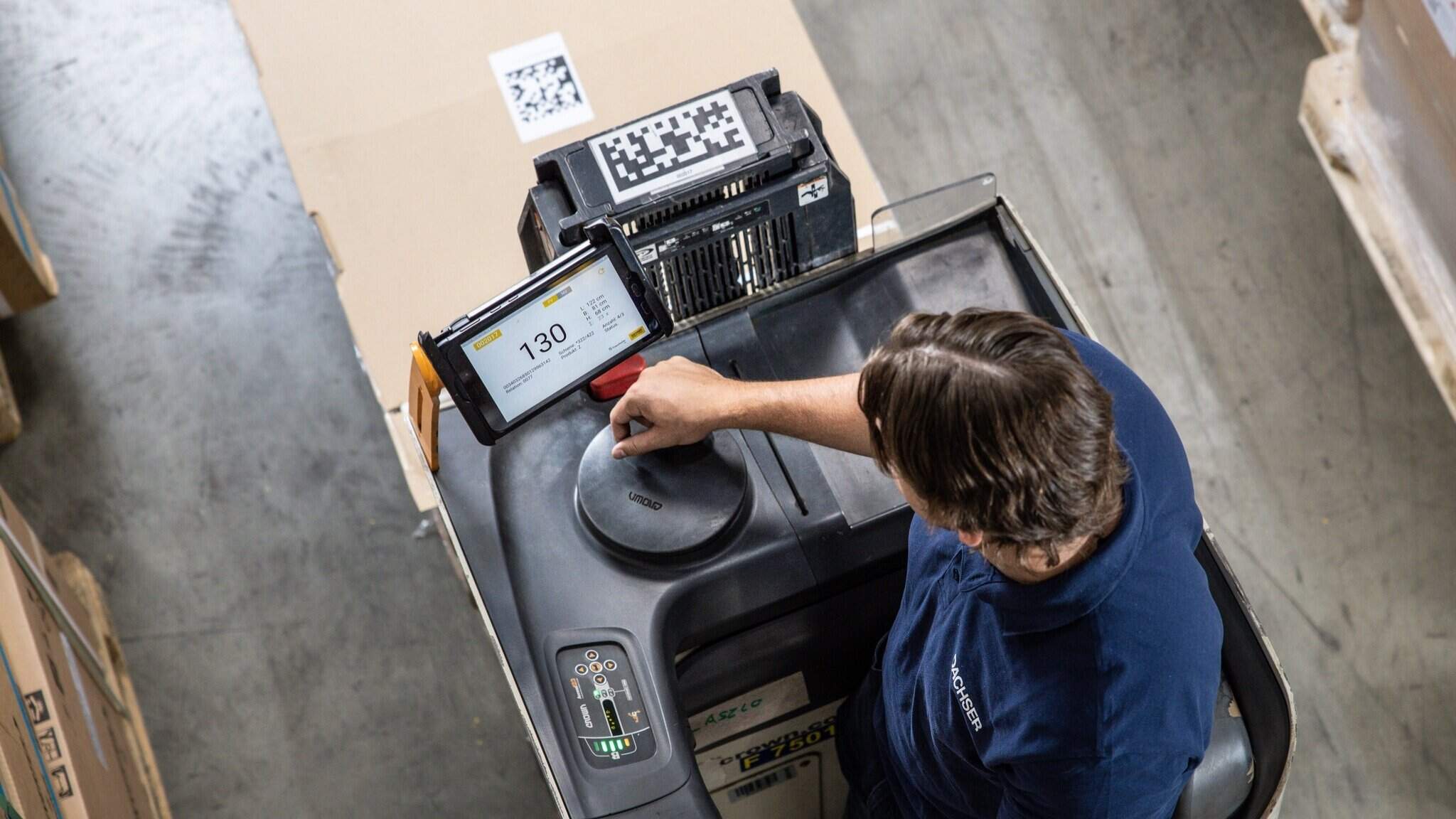 Medewerkers in de loods zien op de tablet in &eacute;&eacute;n oogopslag naar welke locatie een pallet moet worden verplaatst.
 