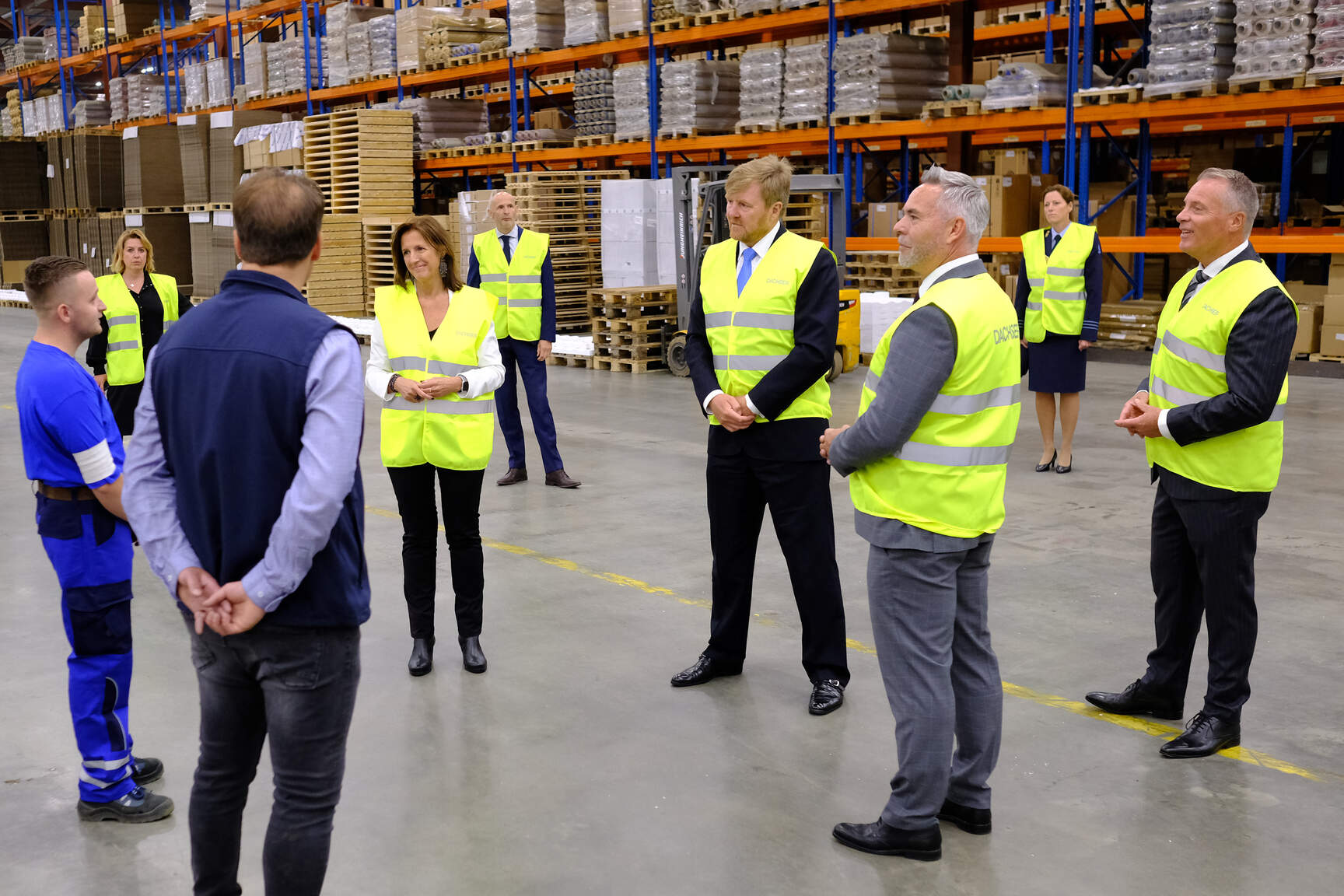 v.l.n.r.: Remco van Groningen, stagebegeleider DACHSER, Lars Schrijvers, BBL-student, Hannie Vlug, directievoorzitter van SBB, Koning Willem-Alexander, Zijne Majesteit de Koning, Edwin Vermeulen, General Manager DACHSER Rotterdam Logistics Center, Aat van der Meer, Managing Director, DACHSER Benelux.