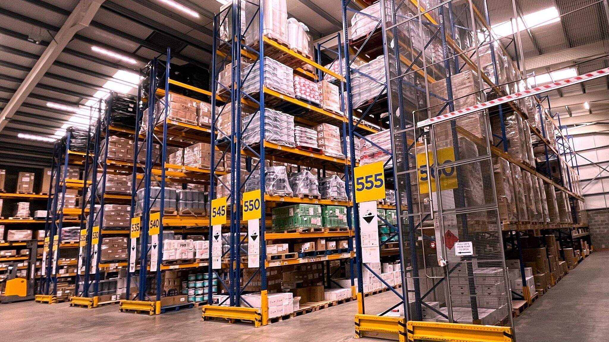 Moderne warehousingtechnologie en duidelijk omschreven processen vormen de basis voor veilige chemielogistiek die aan hoge veiligheidsnormen voldoet.