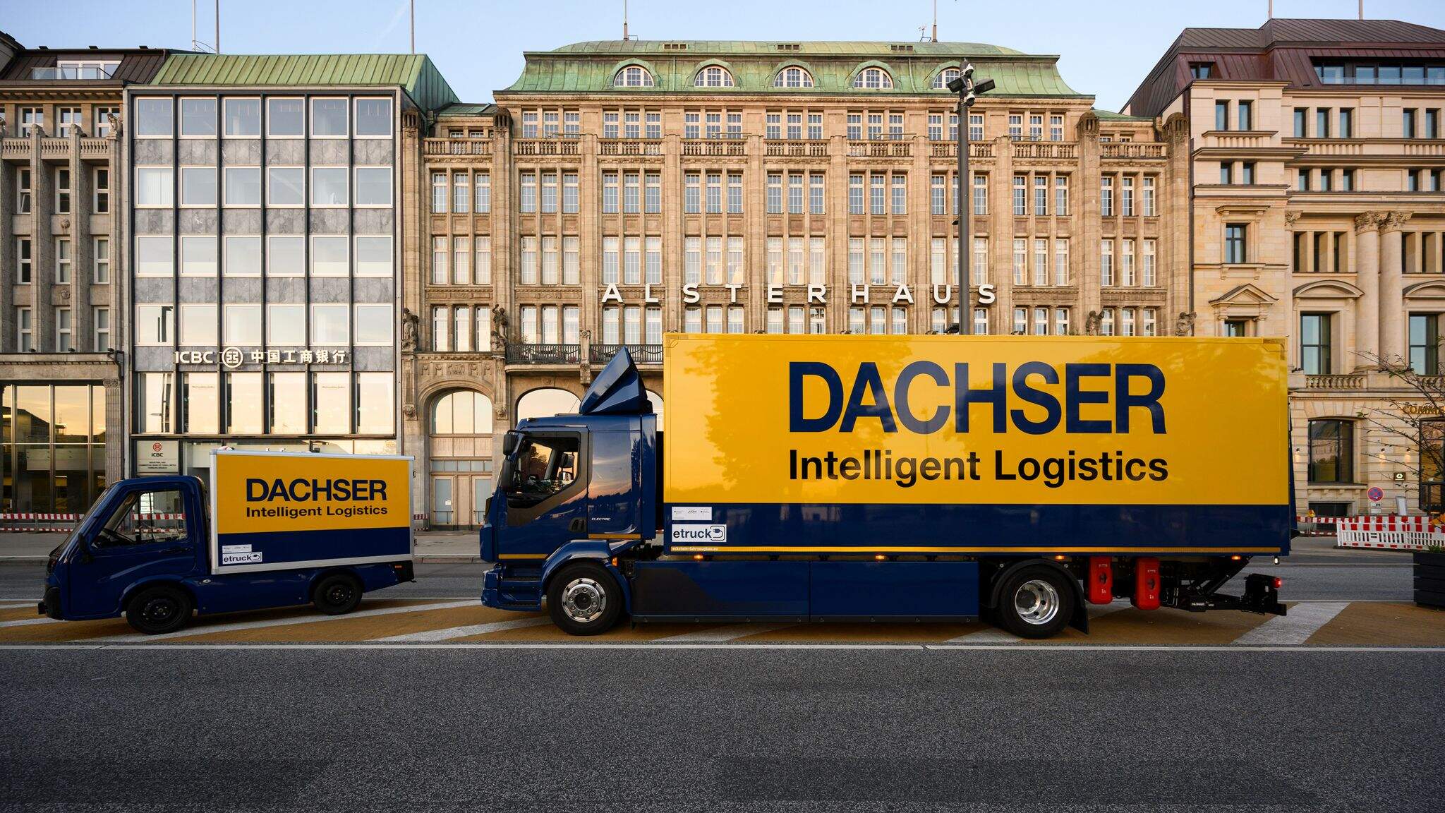 DACHSER Emission-Free Delivery maakt gebruik van elektrische bestelwagens en vrachtwagens en van zware, elektrisch ondersteunde bakfietsen om de ‘laatste mile’ af te leggen in gedefinieerde gebieden in de binnenstad.
 