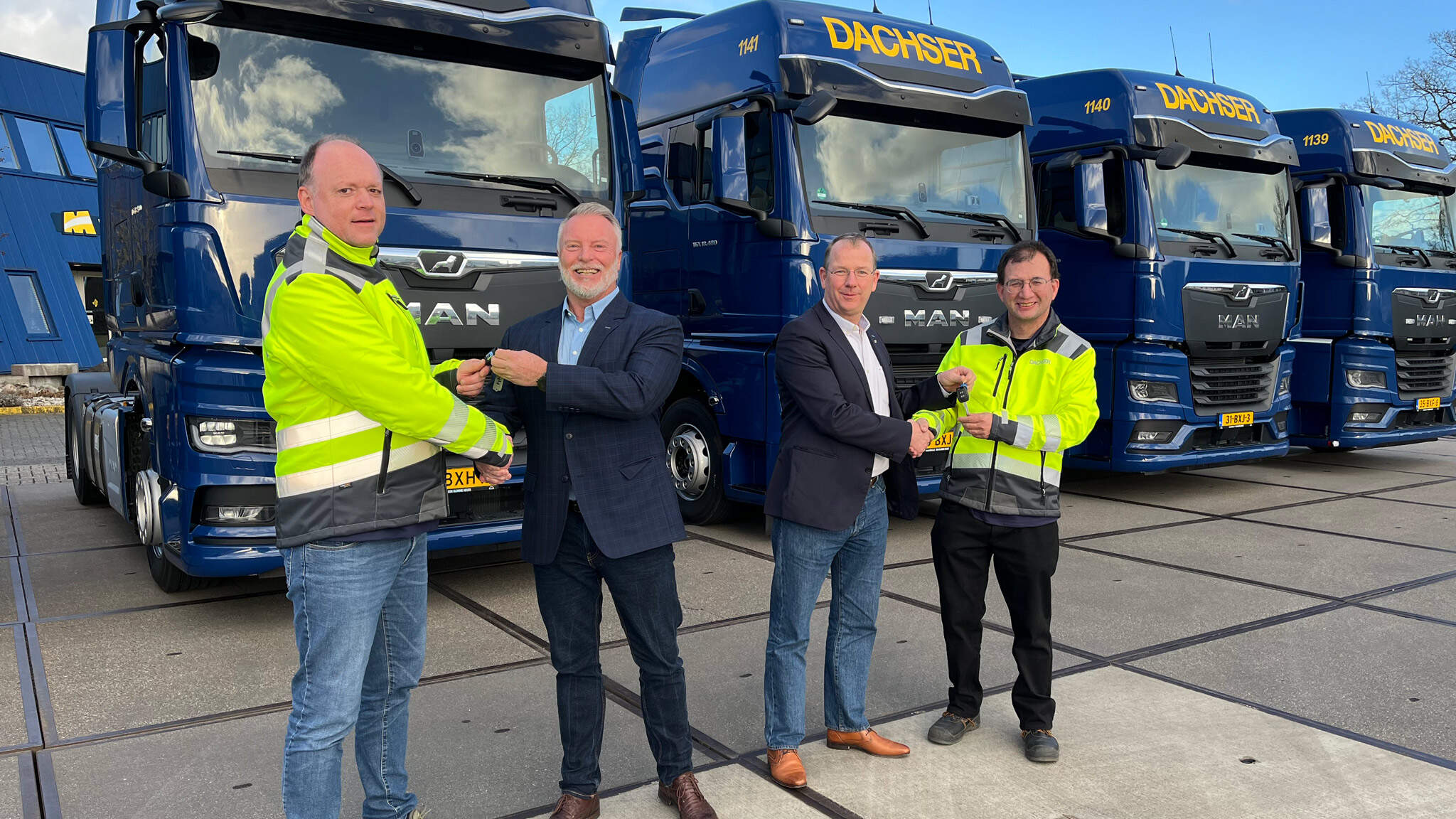 Aat van der Meer en Jan-Peter Müller overhandigen de sleutels van de gloednieuwe trucks