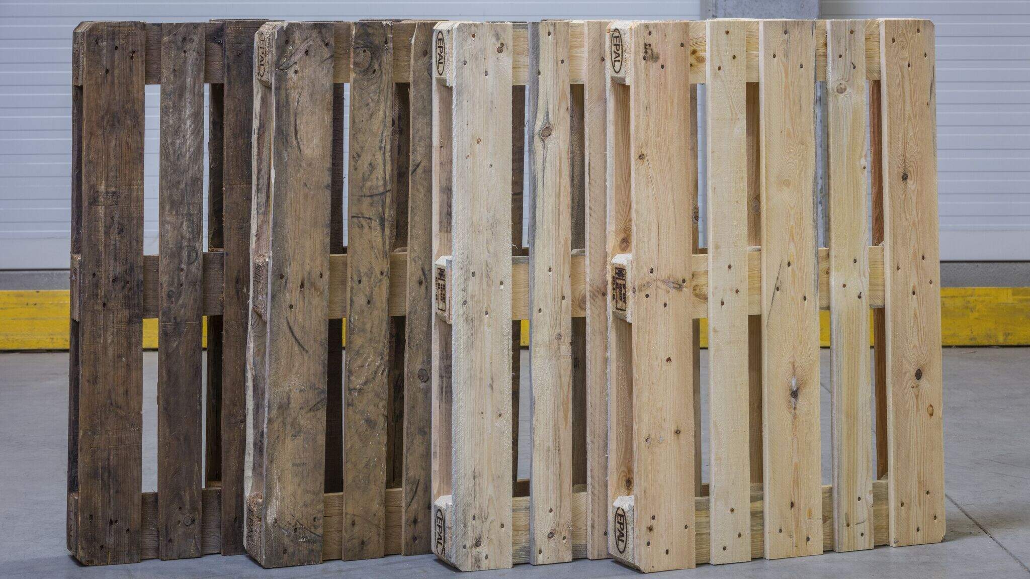 Pallets in uiteenlopende staat van kwaliteit.
 
