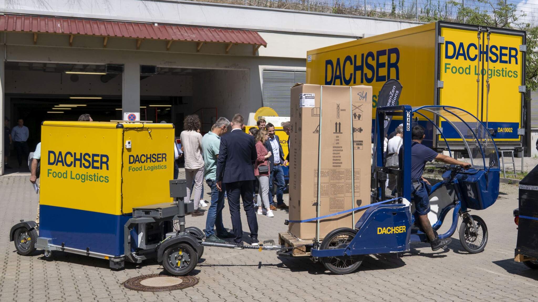 DACHSER test hoe gekoelde voedingsmiddelen met cargobikes in het centrum van de stad kunnen worden geleverd.
DACHSER test hoe gekoelde voedingsmiddelen met cargobikes in het centrum van de stad kunnen worden geleverd.
