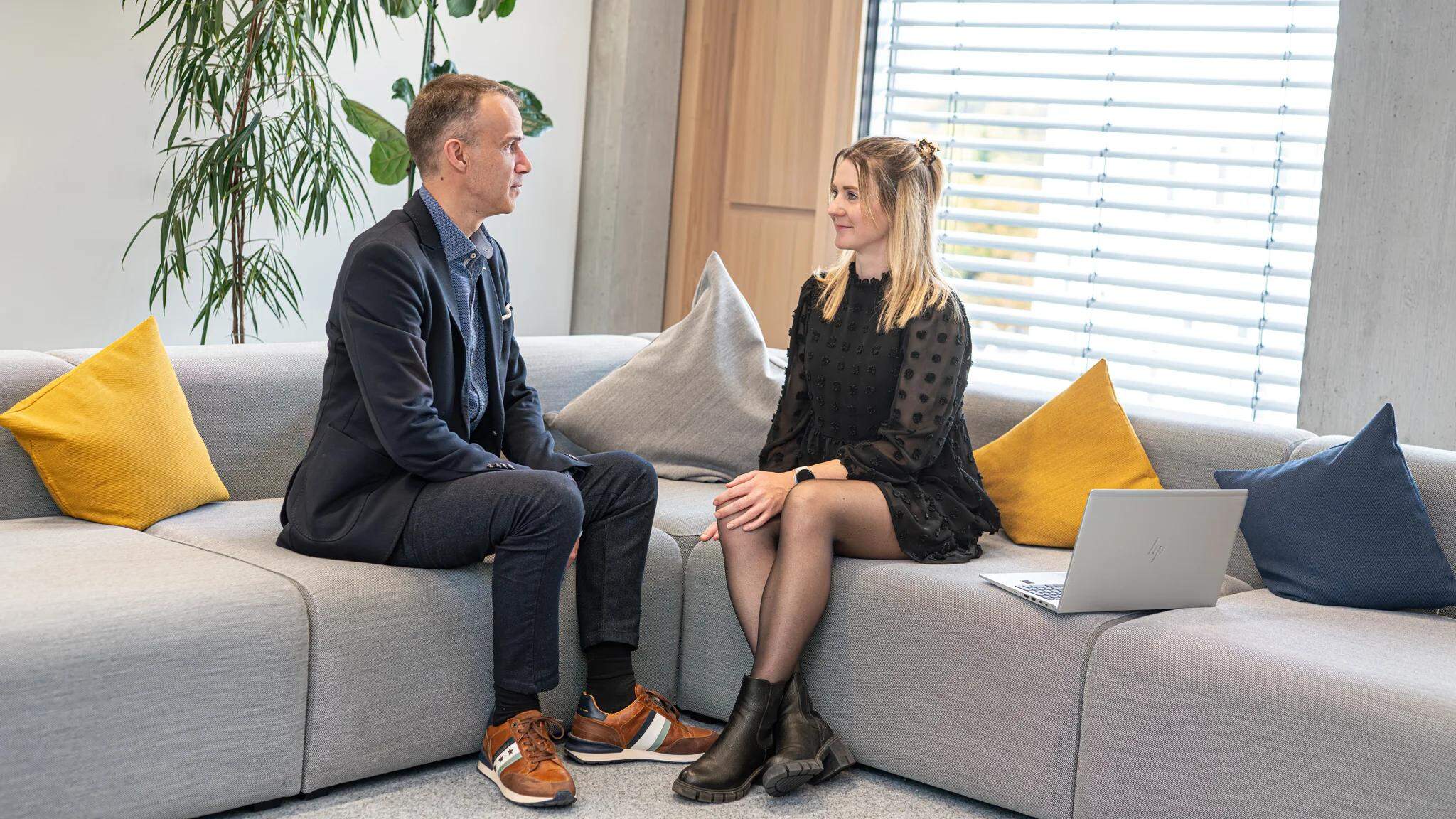 Bij DACHSER komen vrijwillige tandems regelmatig samen voor Reverse Mentoring; bijvoorbeeld mentor Kerstin Beckmann (Team Leader IT Education & Communications) en mentee Hendrik Jansen (Managing Director van DACHSER Driver and Truck Fleet Services GmbH).