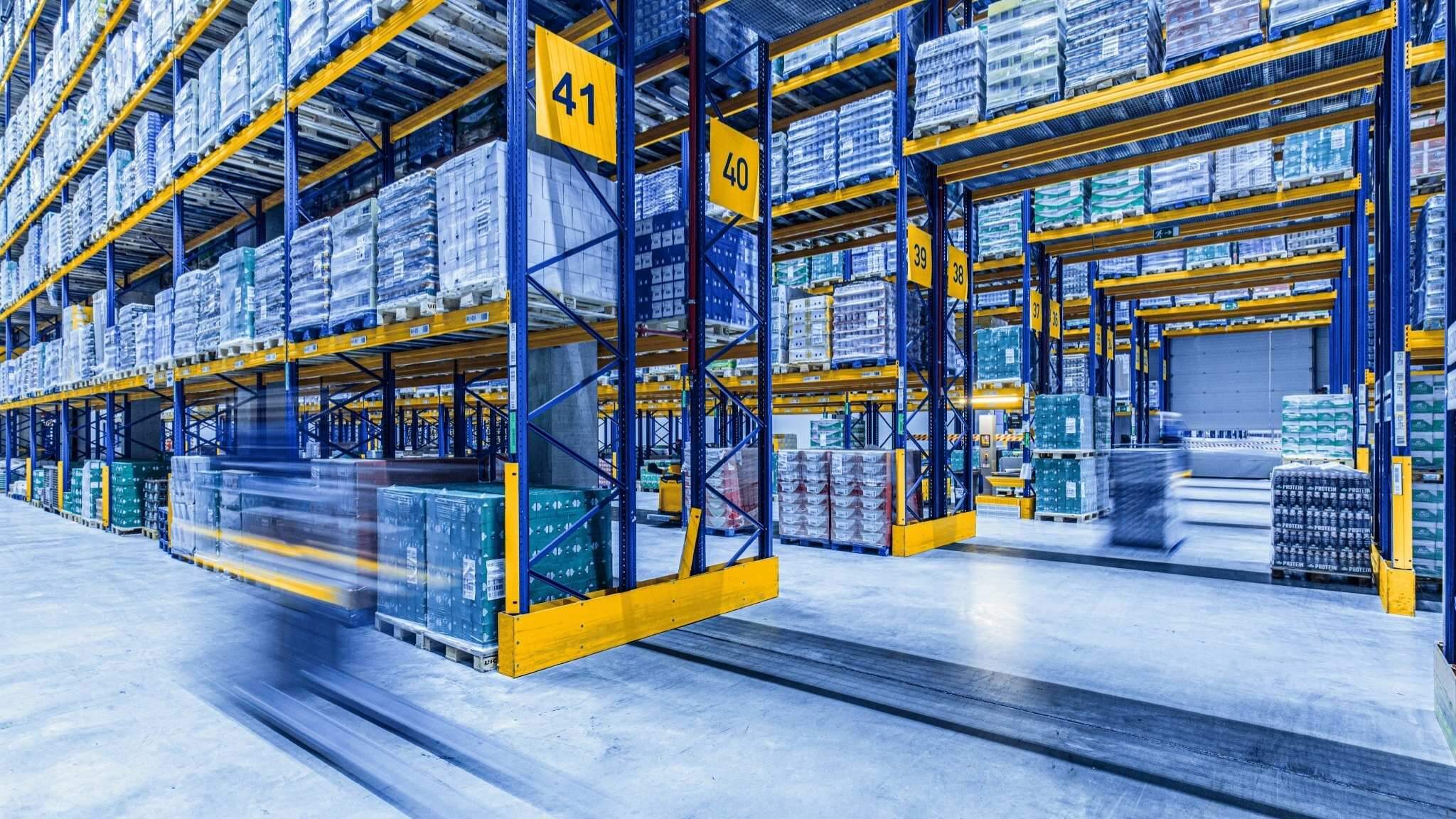 In moderne contractlogistiek staan effici&euml;nt ingerichte magazijnprocessen centraal, waarbij opslag, handling en transport naadloos op elkaar aansluiten.
 