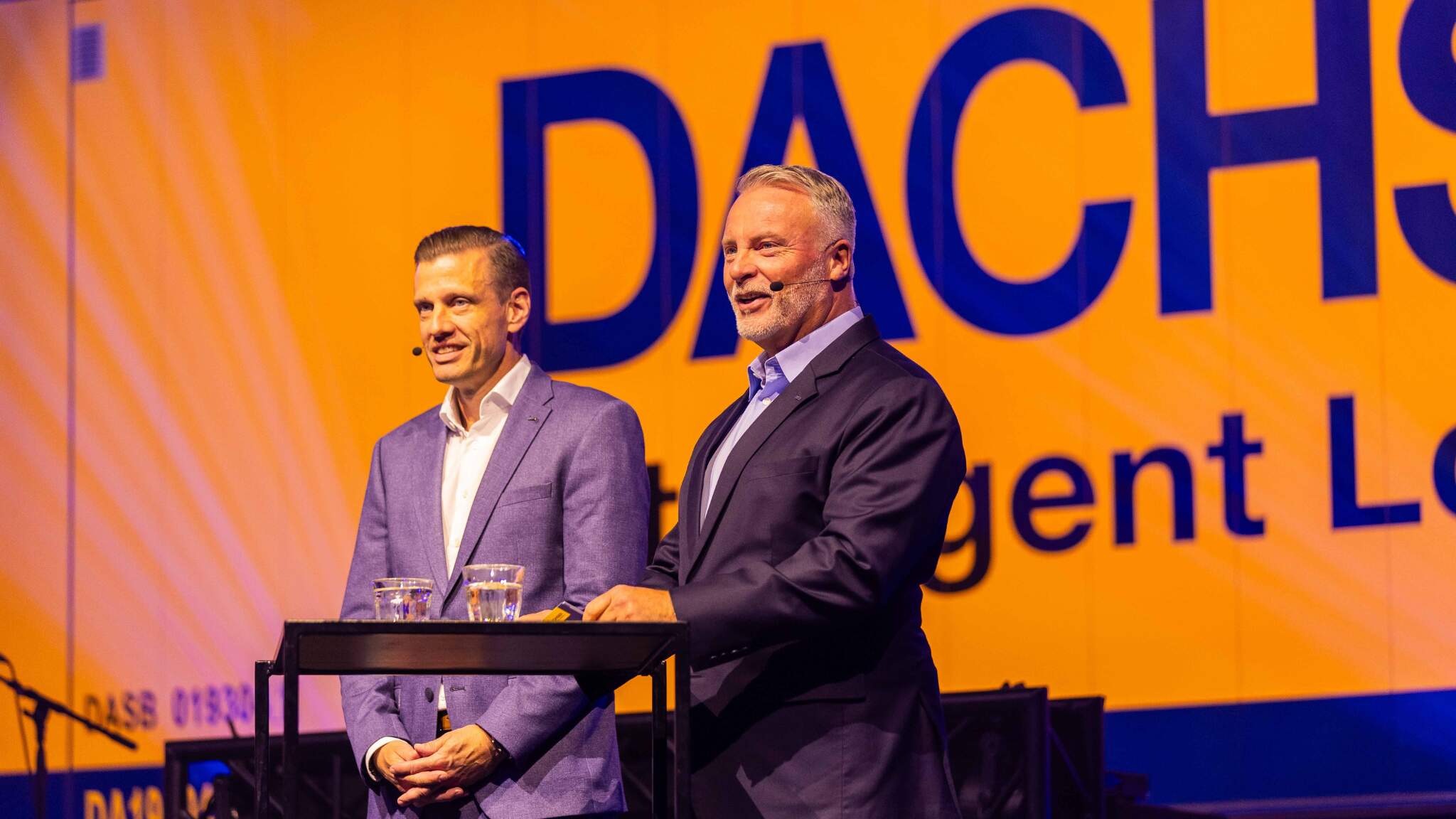 Alexander Tonn, COO van DACHSER en Aat van der Meer, Managing Director van DACHSER in de Benelux, geven samen een toespraak op het feest ter ere van het 50-jarig jubileum.